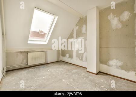 Una camera vuota accogliente e spaziosa in stile mansarda Foto Stock