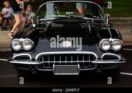 La vista frontale di un'antica Chevrolet Corvette nero cabriolet auto sportiva. Foto Stock