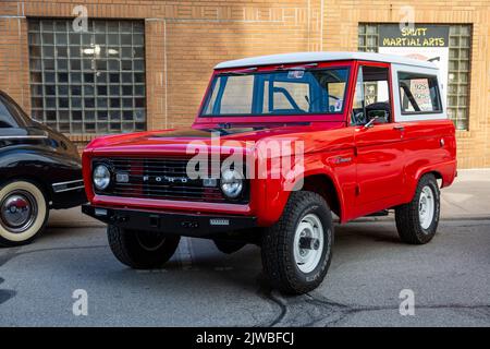 Un veicolo di servizio sportivo a quattro ruote motrici Ford Bronco rosso in mostra ad una fiera di automobili ad Auburn, Indiana, USA. Foto Stock