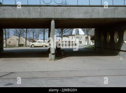 Vista del viadotto ferroviario sulla linea Utrecht - Amersfoort sul Cardinal de Jongweg di Utrecht con l'Haverland sullo sfondo. Foto Stock