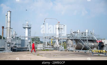 Vechta, Germania. 26th ago, 2022. Peter Thie di ExxonMobil cammina sul sito di produzione di gas naturale Goldenstedt Z23 (a dpa ''lotta per ogni metro cubo': Produzione tedesca di gas e i suoi limiti') Credit: Sina Schuldt/dpa/Alamy Live News Foto Stock