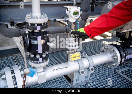 Vechta, Germania. 26th ago, 2022. Peter Thie di ExxonMobil lavora presso il campo di gas naturale Goldenstedt Z23 (a dpa ''lotta per ogni metro cubo': Produzione tedesca di gas e suoi limiti')zen') Credit: Sina Schuldt/dpa/Alamy Live News Foto Stock