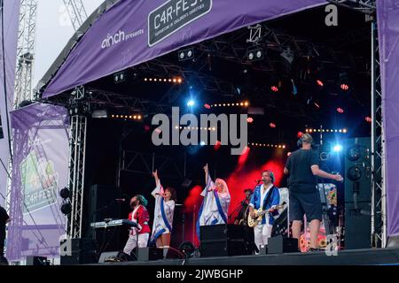 Bjorn di nuovo l'atto Abba Tribute si esibirà sul palco principale dell'Car Fest South. Car- Fest South, principale palcoscenico artisti di musica automobili in pista e ospiti speciali celebrità assistere. Christ Evans ospita questo festival del fine settimana ogni anno per raccogliere fondi per le associazioni di beneficenza dei bambini. Ogni giorno ospita i migliori artisti musicali sul palcoscenico principale, numerose auto in mostra e in pista e altri palcoscenici che ospitano esperienze e ospiti. Le foto mostrano Main Stage Music, Cars on the Track, Attori intervistati allo Star Fest Stage la folla che si gode il festival. Foto Stock