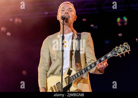 DaN Gillespie vende voci e chitarra in prima linea sul palcoscenico principale con la sensazione che ha guidato un supergruppo di stelle al Car Fest South. Car- Fest South, principale palcoscenico artisti di musica automobili in pista e ospiti speciali celebrità assistere. Christ Evans ospita questo festival del fine settimana ogni anno per raccogliere fondi per le associazioni di beneficenza dei bambini. Ogni giorno ospita i migliori artisti musicali sul palcoscenico principale, numerose auto in mostra e in pista e altri palcoscenici che ospitano esperienze e ospiti. Le foto mostrano Main Stage Music, le auto in pista, gli attori che vengono intervistati allo Star Fest Stage The Crowd Foto Stock