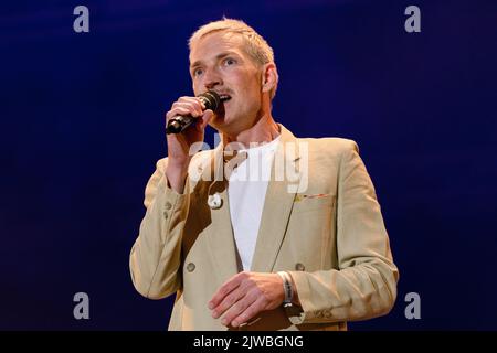 DaN Gillespie vende voci e chitarra in prima linea sul palcoscenico principale con la sensazione che ha guidato un supergruppo di stelle al Car Fest South. Car- Fest South, principale palcoscenico artisti di musica automobili in pista e ospiti speciali celebrità assistere. Christ Evans ospita questo festival del fine settimana ogni anno per raccogliere fondi per le associazioni di beneficenza dei bambini. Ogni giorno ospita i migliori artisti musicali sul palcoscenico principale, numerose auto in mostra e in pista e altri palcoscenici che ospitano esperienze e ospiti. Le foto mostrano Main Stage Music, le auto in pista, gli attori che vengono intervistati allo Star Fest Stage The Crowd Foto Stock