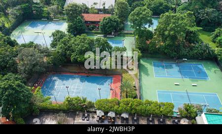 Vista aerea dall'alto del tipico condominio della California meridionale con campo da tennis Foto Stock