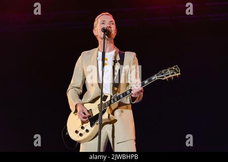 DaN Gillespie vende voci e chitarra in prima linea sul palcoscenico principale con la sensazione che ha guidato un supergruppo di stelle al Car Fest South. Car- Fest South, principale palcoscenico artisti di musica automobili in pista e ospiti speciali celebrità assistere. Christ Evans ospita questo festival del fine settimana ogni anno per raccogliere fondi per le associazioni di beneficenza dei bambini. Ogni giorno ospita i migliori artisti musicali sul palcoscenico principale, numerose auto in mostra e in pista e altri palcoscenici che ospitano esperienze e ospiti. Le foto mostrano Main Stage Music, le auto in pista, gli attori che vengono intervistati allo Star Fest Stage The Crowd Foto Stock