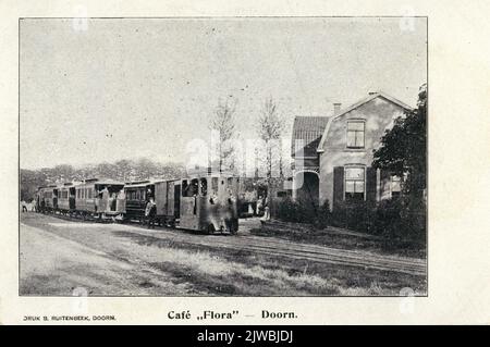 Vista sul lato anteriore e destro del Flora Café presso Oude Rijksstraatweg 14 a Doorn da ovest, con due tram a vapore che passano. Foto Stock