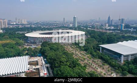 Splendido scenario dello Stadio Senayan sotto il cielo blu con sfondo di Jakarta Foto Stock