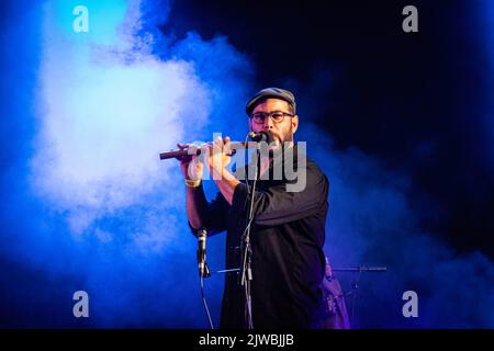 João Pratas suona il flauto pastore, al concerto Galandum Galundaina al Gaia World Festival, Vila Nova de Gaia. Foto Stock