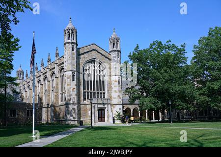 Ann Arbor, Michigan, USA - Agosto 2022: College building in pietra calcarea con ornamenti gotici ornati Foto Stock