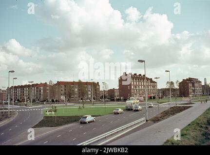 Vista sul Salvador Allendeplein di Utrecht con il cardinale de Jongweg sulla sinistra e il Talmalaan sulla destra. Foto Stock