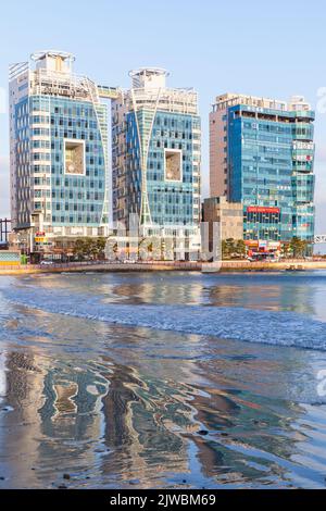 Busan, Corea del Sud - 16 marzo 2018: Paesaggio urbano della città di Busan, hotel moderni sulla costa del mare Foto Stock