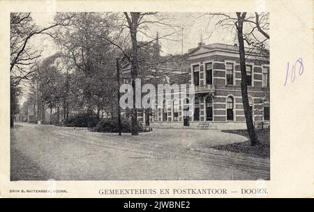 Di fronte alla Dorpsstraat a Doorn da ovest, con il lato anteriore e destro del municipio annesso ufficio postale.n.b sulla destra. Il municipio e l'ufficio postale sono stati demoliti nel 1971. Foto Stock