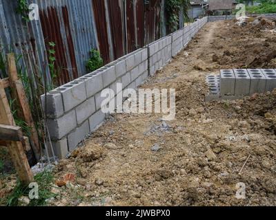 Muro di cinta isometrico con rinforzo in acciaio per pilastro in cantiere su terra sterrata, Thailandia Foto Stock