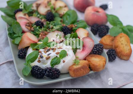 Pesca, insalata di mirtilli con verdure, formaggio feta Foto Stock