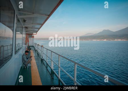 Banyuwangi, Indonesia - 25 Febbraio 2019 : sul traghetto per Bali Foto Stock