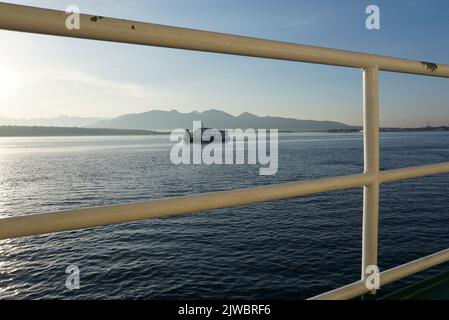 Banyuwangi, Indonesia - 25 Febbraio 2019 : sul traghetto per Bali Foto Stock