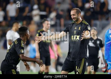 Los Angeles, California, Stati Uniti. 4th Set, 2022. Il difensore del Los Angeles FC Giorgio Chiellini (14) festeggia con il centrocampista Latif Benedizione (7) dopo che la squadra ha sconfitto il Real Salt Lake durante una partita di calcio MLS domenica 4 settembre 2022 a Los Angeles. (Credit Image: © Ringo Chiu/ZUMA Press Wire) Foto Stock