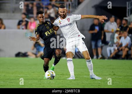 Los Angeles, California, Stati Uniti. 4th Set, 2022. Il centrocampista del Los Angeles FC Latif Blessing (7) e il Real Salt Lake Forward Justin Meram (9) si rechettano per la palla durante una partita di calcio della MLS domenica 4 settembre 2022 a Los Angeles. (Credit Image: © Ringo Chiu/ZUMA Press Wire) Foto Stock