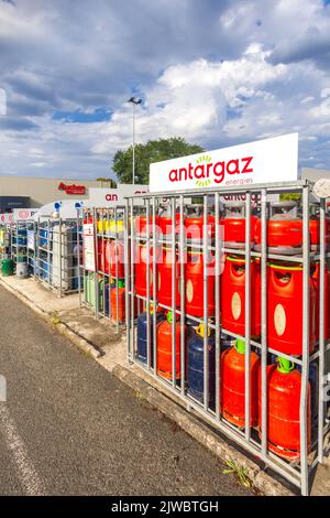 Bombole francesi di gas di propano e butano 'Antargaz' in scaffali di stoccaggio sicuri - Ligueil, Indre-et-Loire (37), Francia. Foto Stock