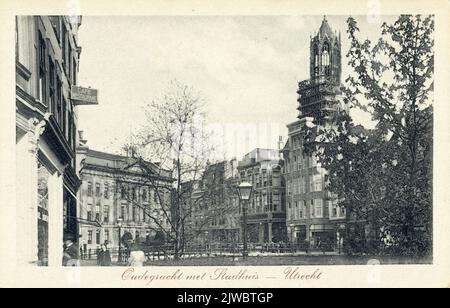 Vista delle facciate di alcune case sul Weerdzijde Oudegracht di Utrecht con il municipio a sinistra e la torre del Duomo a destra. Foto Stock