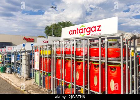 Bombole francesi di gas di propano e butano 'Antargaz' in scaffali di stoccaggio sicuri - Ligueil, Indre-et-Loire (37), Francia. Foto Stock