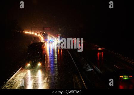 Incidente stradale su strada sdrucciolevole di notte in caso di nevicate, guida pericolosa durante la tempesta invernale Foto Stock