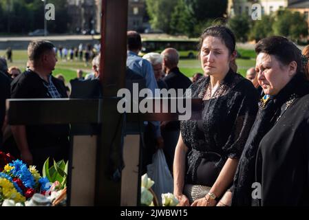 Lviv, Ucraina. 24th ago, 2022. Le donne salutano il soldato ucciso in prima linea in Ucraina. Il giorno dell'Indipendenza Ucraina, due funerali sono stati tenuti per i morti più recenti, e il tributo è stato pagato ad altri che sono morti durante i sei mesi della guerra. (Credit Image: © Ximena Borrazas/SOPA Images via ZUMA Press Wire) Foto Stock