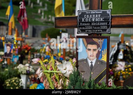 Lviv, Ucraina. 24th ago, 2022. La tomba di un soldato di 19 anni ucciso sul fronte della guerra. Sezione del cimitero di Lviv, Ucraina, dei soldati recentemente uccisi. Il giorno dell'Indipendenza Ucraina, due funerali sono stati tenuti per i morti più recenti, e il tributo è stato pagato ad altri che sono morti durante i sei mesi della guerra. (Credit Image: © Ximena Borrazas/SOPA Images via ZUMA Press Wire) Foto Stock