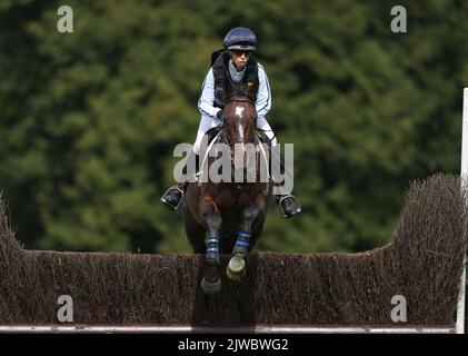 Stamford, Regno Unito. 03rd Set, 2022. Alice Casburn su Topspin il terzo giorno della Land Rover Burghley Horse Trials, a Burghley House, Stamford, Lincolnshire, Regno Unito, Il 3 settembre 2022. Credit: Paul Marriott/Alamy Live News Foto Stock