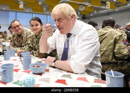 Foto del file datata 21/12/19 del primo ministro Boris Johnson che parla alle truppe britanniche di stanza in Estonia durante una visita di un giorno nel paese Baltico. Liz Truss o Rishi Sunak saranno dichiarati come il nuovo leader del Partito conservatore, e successore del primo Ministro Boris Johnson, lunedì pomeriggio. Il PM in arrivo dovrà affrontare una serie di sfide scoraggianti, tra cui una crisi energetica, un'inflazione alle stelle, ulteriori azioni di sciopero e la guerra in corso in Ucraina. Data di emissione: Lunedì 5 settembre 2022. Foto Stock