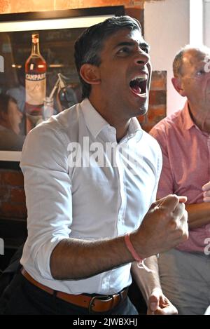 Foto del file datata 31/07/22 di Rishi Sunak a Salisbury che celebra il primo gol dell'Inghilterra mentre si guarda una proiezione della finale UEFA Women's Euro 2022 tenutasi allo Stadio di Wembley. Liz Truss e Rishi Sunak sono in attesa dei risultati di un sondaggio tra i membri del Partito conservatore che decidono quale di loro è stato selezionato come nuovo leader del partito, e che diventerà il prossimo primo Ministro. Data di emissione: Lunedì 5 settembre 2022. Foto Stock