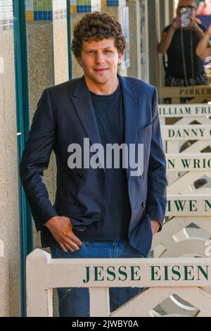 Jesse Eisenberg posa durante la presentazione del suo spogliatoio spiaggia dedicato sulla Promenade des Planches durante il 48th Deauville American Film Festival il 04 settembre 2022 a Deauville, Francia. Foto di Shootpix/ABACAPRESS.COM Foto Stock