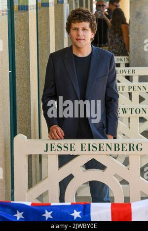 Jesse Eisenberg posa durante la presentazione del suo spogliatoio spiaggia dedicato sulla Promenade des Planches durante il 48th Deauville American Film Festival il 04 settembre 2022 a Deauville, Francia. Foto di Shootpix/ABACAPRESS.COM Foto Stock