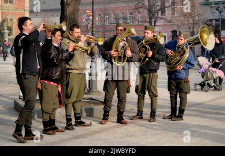 Novi Sad, Serbia - 31 dicembre 2012: Trombettisti in città prima del nuovo anno. I trombettisti della città prima del nuovo anno intrattengono il loro compagno ci Foto Stock