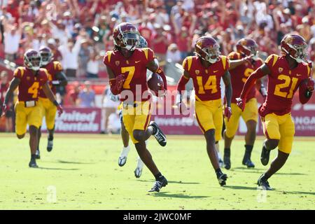 La safety della USC Calen Bullock (7) restituì un intercetto per 93 yard in un punteggio durante una partita di football NCAA contro i Rice Owls, sabato 3 settembre 2022, a Los Angeles. USC sconfisse Rice 66-14. (Kevin Terrell/immagine dello sport) Foto Stock