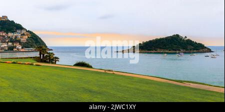 Vista panoramica sulla baia di la Concha e sulla spiaggia di San Sebastian Donostia con l'isola di Santa Klara o Santa Clara sullo sfondo, Paesi Baschi, Spagna Foto Stock