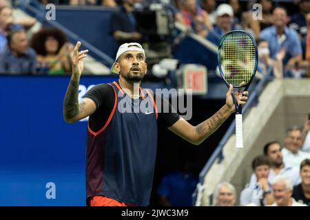 New York, NY - 4 settembre 2022: Nick Kyrgios dell'Australia reagisce durante il 4th° round del US Open Championships contro Daniil Medvedev all'USTA Billie Jean King National Tennis Center Foto Stock