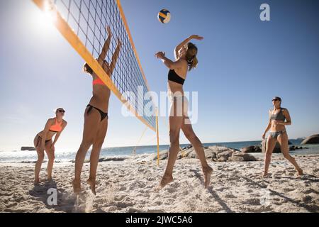 Giocatrici di pallavolo in spiaggia Foto Stock