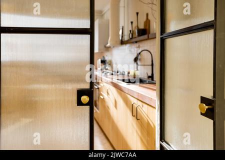 Elegante cucina interna di moderno appartamento Foto Stock