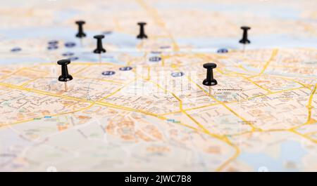 Pin sulla mappa. Pianificazione del percorso di viaggio. Viaggio, concetto di viaggio. Contrassegnare le posizioni e i luoghi di interesse da visitare. Foto di alta qualità Foto Stock