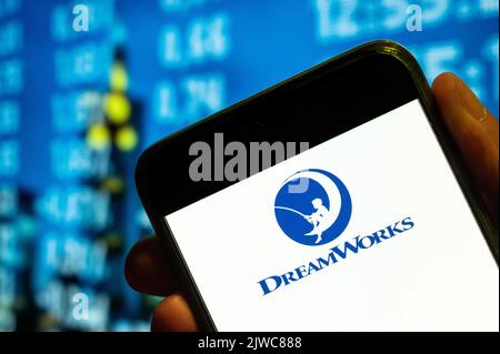 In questa immagine, sullo schermo dello smartphone viene visualizzato il logo DreamWorks, l'etichetta di produzione cinematografica americana. Foto Stock