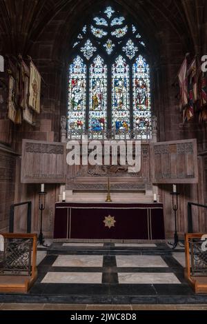 Chester, Regno Unito - 26 agosto, 2022: Vista dettagliata di una delle cappelle laterali all'interno della storica Cattedrale di Chester a Cheshire Foto Stock