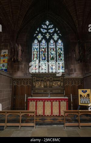 Chester, Regno Unito - 26 agosto, 2022: Vista dettagliata di una delle cappelle laterali all'interno della storica Cattedrale di Chester a Cheshire Foto Stock