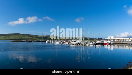 Dingle, Irlanda - 7 agosto, 2022: Vista di molte barche a vela nella marina e nel porto nel villaggio di Dingle nella contea di Kerry Foto Stock