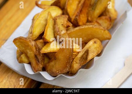 fette di patate fresche come spuntino Foto Stock