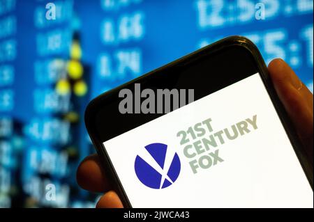 Cina. 25th luglio, 2022. In questa illustrazione, il logo Fox del ventunesimo secolo 21st della multinazionale americana dei media viene visualizzato sullo schermo di uno smartphone. (Credit Image: © Budrul Chukrut/SOPA Images via ZUMA Press Wire) Foto Stock