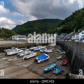 Lynton e Lynmouth, regno unito - 2 settembre, 2022: Il porto e villaggio di Lynmouth nel Devon settentrionale con molte barche bloccate con la bassa marea Foto Stock