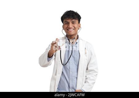 Ritratto di un giovane medico peruviano maschio utilizzando lo stetoscopio, isolato. Foto Stock